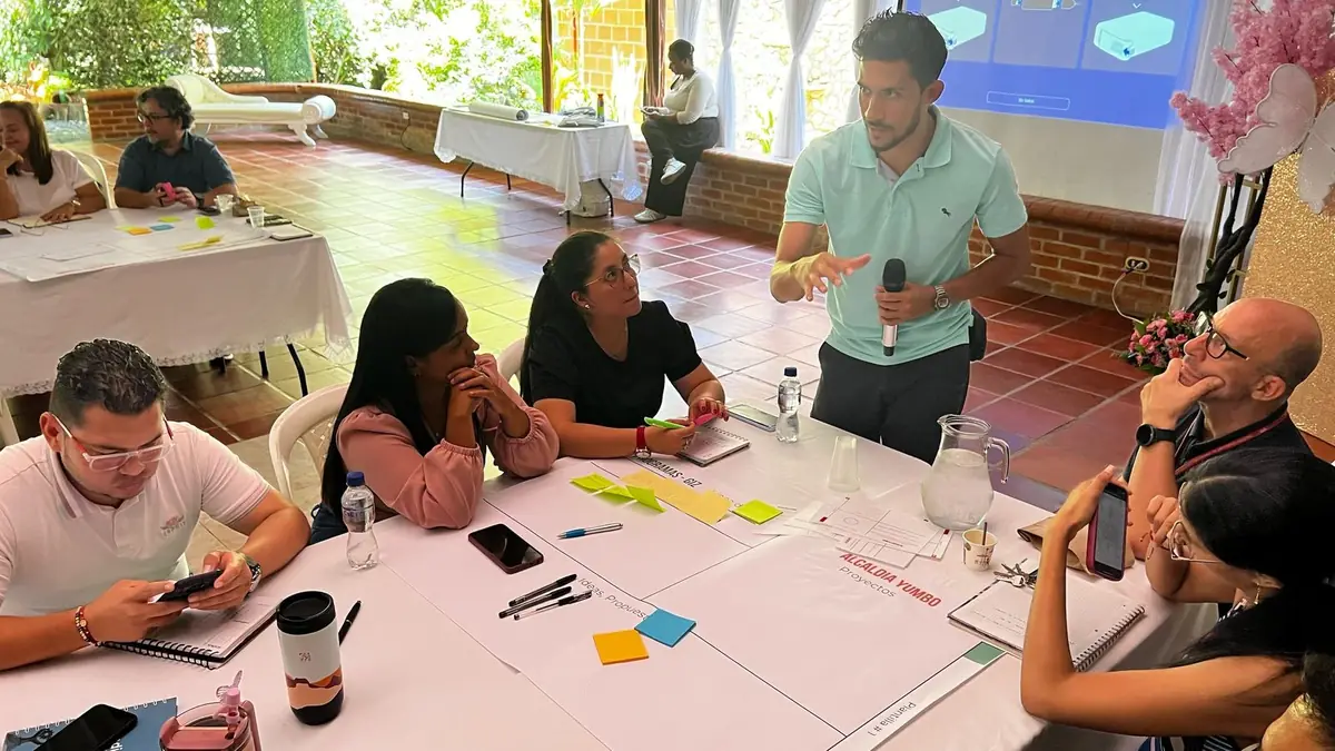 Profesionales de NEXUS analizando datos y mapas técnicos