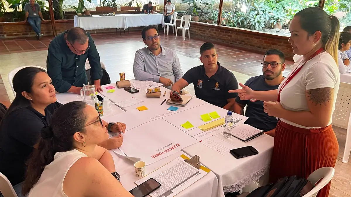 Equipo de NEXUS colaborando con la comunidad